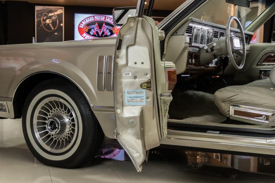 Детали экстерьера Lincoln Continental Mark VI Sedan 1980 года  (фото 51 из 111)
